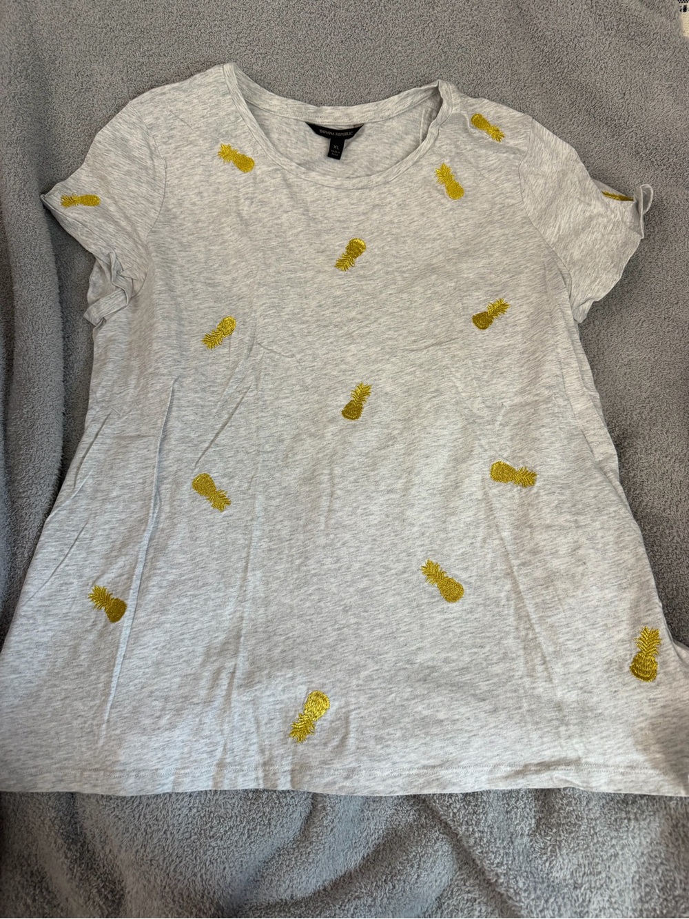 Banana Republic women’s xl Tee with Yellow Pineapple Embroidery